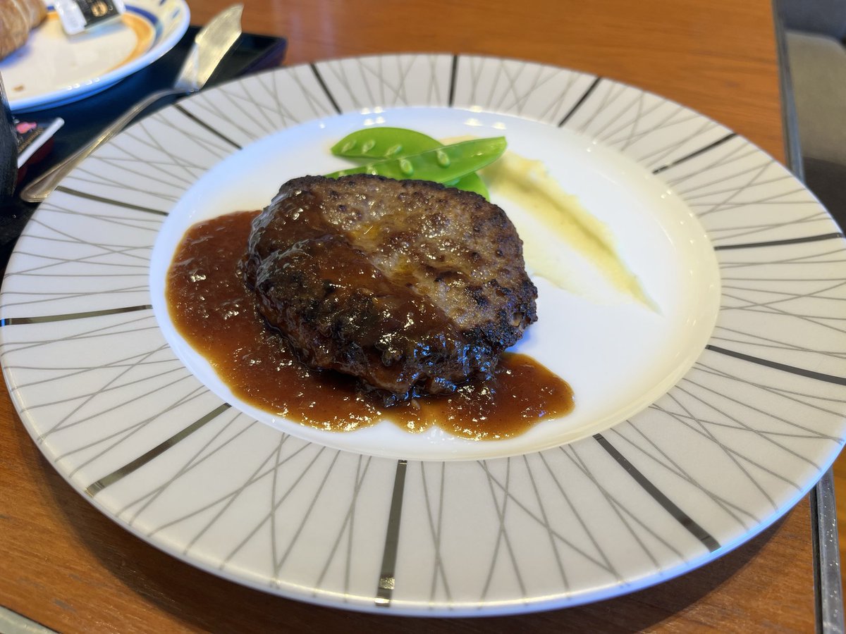 yuazooted's tweet photo. 会社の女子7名でビュッフェ🥰昼休みオーバーの許可貰ったからのんびり😂 https://t.co/pa3CpWKhrx