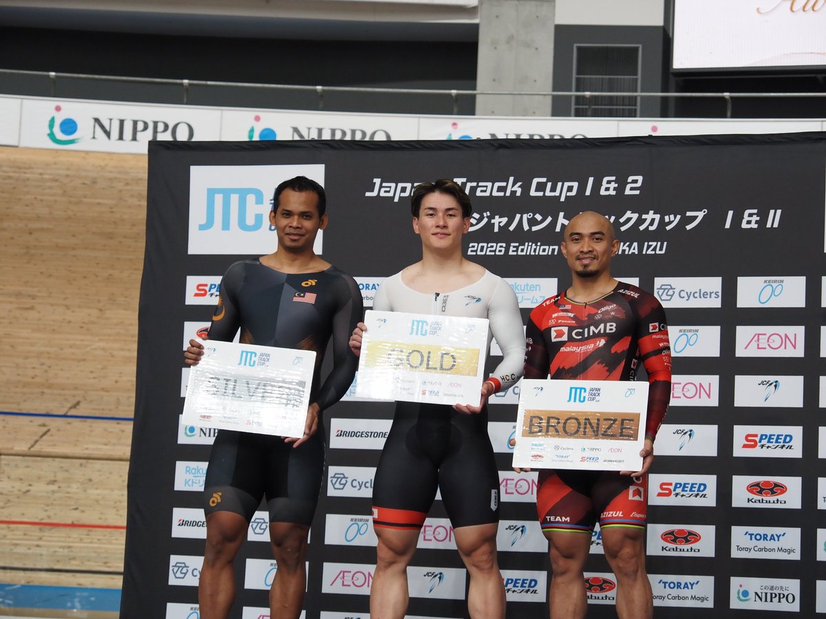 daily_keirinya's tweet photo. 【#ジャパントラックカップ】
男子ケイリンで優勝したのは #太田海也
残り２周で先頭に立つと、先日のワールドカップ第3戦でケイリン金メダル獲得したアジアの英雄・アジズルハスニ・アワン（マレーシア）の仕掛けを内側で合わせて力強く逃げ切った。

「準決で接触があり、脚を使わず決勝へ勝ち上がれて運がよかった。その分決勝では思う存分脚を使えた。決勝はクジを引いたときからあの展開になると思った。タイミングだけ逃さないように行きました。アワン先生は仕掛け所が他の選手と違ってワンタイミング速い。合わせることができてよかった。明日からもがんばります」

太田海也は14日のスプリントでも優勝。2競技で栄冠を勝ち取った！