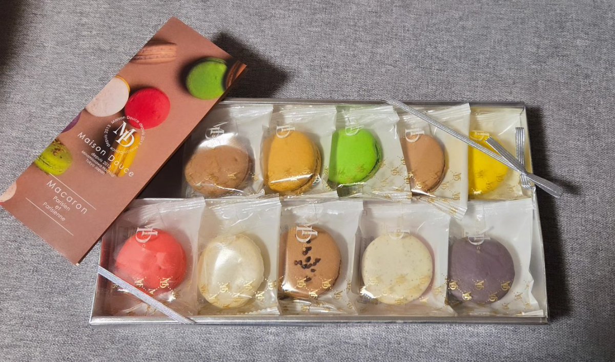 lookmirror_acc's tweet photo. 遅れて来た母の日⁡
⁡⁡
⁡今年の母の日を間違えちゃったらしく昨日届いたマカロン- ̗̀📦 ̖́-⁡
⁡こちらのは本当に今まででいちばん美味しいので⁡
⁡すごーく嬉しかった⁡
⁡⁡
⁡#母の日⁡
⁡#マカロン⁡
⁡#MaisonDouce https://t.co/kEkZdd1yZV