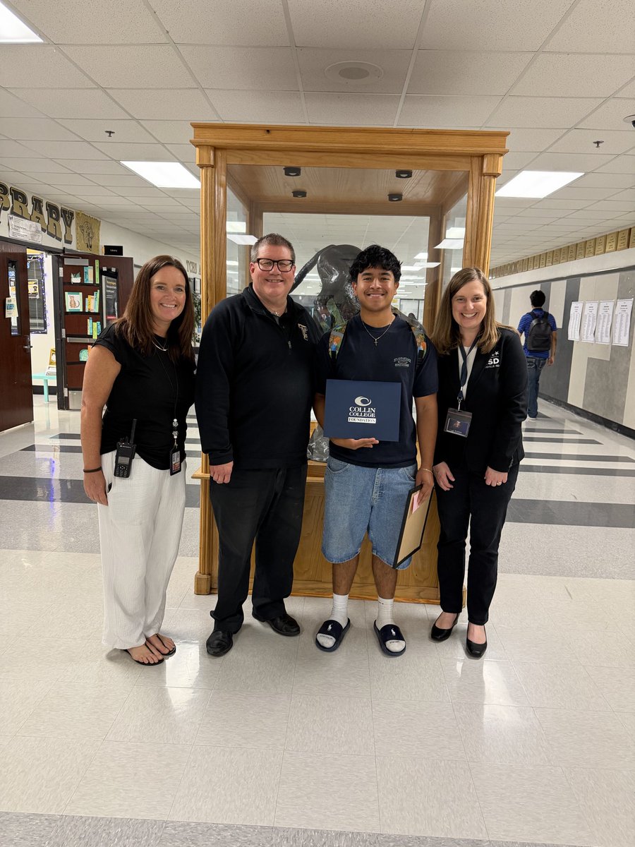 loridrapp's tweet photo. Congratulations to @TheColonyHS @TCHSCollegiate Academy Student selected for a Collin College scholarship!  Thank you to @collincollege for providing this opportunity for us to select a student for this honor!  #OneLISD #RappontheRoad https://t.co/3eLIKfyGll