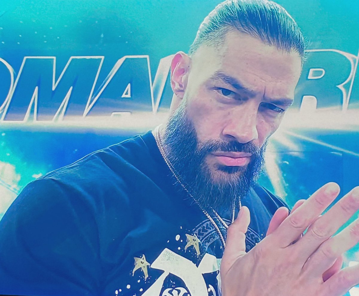 RomanSasha98's tweet photo. 🎶Hey there pretty brown eyes🎶 #25DaysOfRomanReigns 🥰 https://t.co/bzMzHChnN6