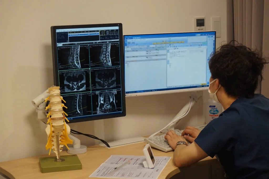 ILC_Osaka's tweet photo. 当院では、無料画像相談を行っております。
既に撮影されたMRI・レントゲン画像と問診票を当院まで送付していただくだけで、医師が遠隔にて診断して、患者様の腰痛に合った治療法を提案します。
#腰痛 でお悩みの場合は一度当院での診察を受けることをご検討ください。
#ILC国際腰痛クリニック大阪 https://t.co/eMYcb1AlBG