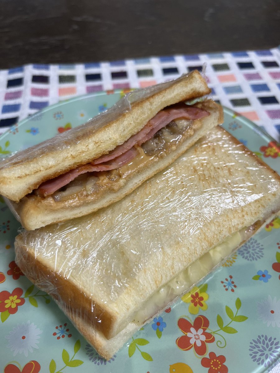 afairwind1's tweet photo. 滑り込みのアキハルご飯！シェントウジャンとエルビスサンドとフレンチトースト＆マシュマロ入りコーヒー。全部美味しかった！もう最終巻なの寂しい…と思いつつ読み、最後のページのカバー2人の経緯を見て、カバーを見てにこにこに。ずっと家族で美味しいもの食べてておくれー！　 #アキハルごはん8 https://t.co/QN95r0rrwy