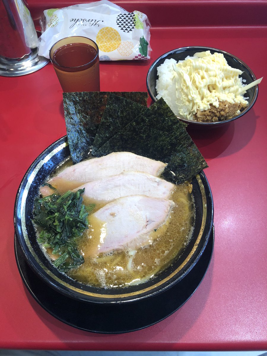 785fifty's tweet photo. 滋賀県彦根市高宮町『王道家直系 家系ラーメン近江道家』
チャーシュー麺並盛＋大盛ライスｵｵﾒ🤏
当店のラーメンはライスによく合います。🙌連休明け2日目はしゃばいのか？！噛み締めるチャーシューから、燻製の香しさが引き立つ🤙✨無限ニンニクと刻みしょうがに、マヨをぶっかけたライスがうめえ🤣 https://t.co/CAFdevRWUu