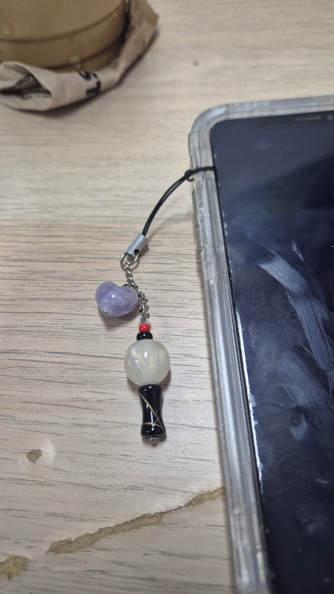 starlight_crft's tweet photo. Sangat kyot. 

Wkwkwk sampe ambil stok buat dipake sendiri🥹🫶

#armybomb #army #phonestrap #cf22 #comifuro22 https://t.co/oe6hyOwuNl