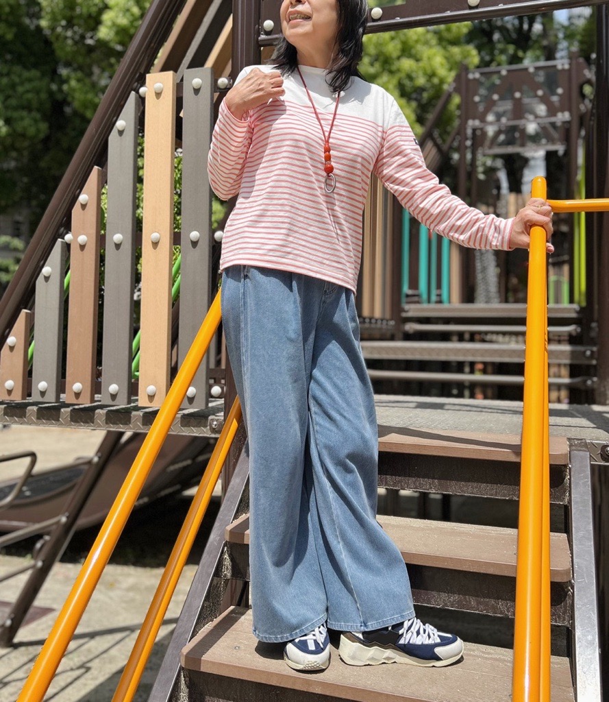usagi_oriental's tweet photo. 【開運編集部より】
まだ半袖になりきれないこの季節、ジーンズとボーダーTがコーデの活躍アイテム。

ボーダーも色々持っているけど、今年入手したのはオレンジ色のボーダー🧡プチバトーの定番に、開運カラーを見つけて、即買い♪

アクセサリーには、海外土産にもらった赤オレンジのペンダント❣️指輪もあまり見えないけど、実は赤地に射手座マーク入り。

開運カラーを中心にコーデするのに慣れると、楽しいし、コーデをキメるのも早くなりますよ。

#水晶玉子 #開運暦2026 #オリエンタル占星術 #オリエンタル占星術開運暦 #開運カラー