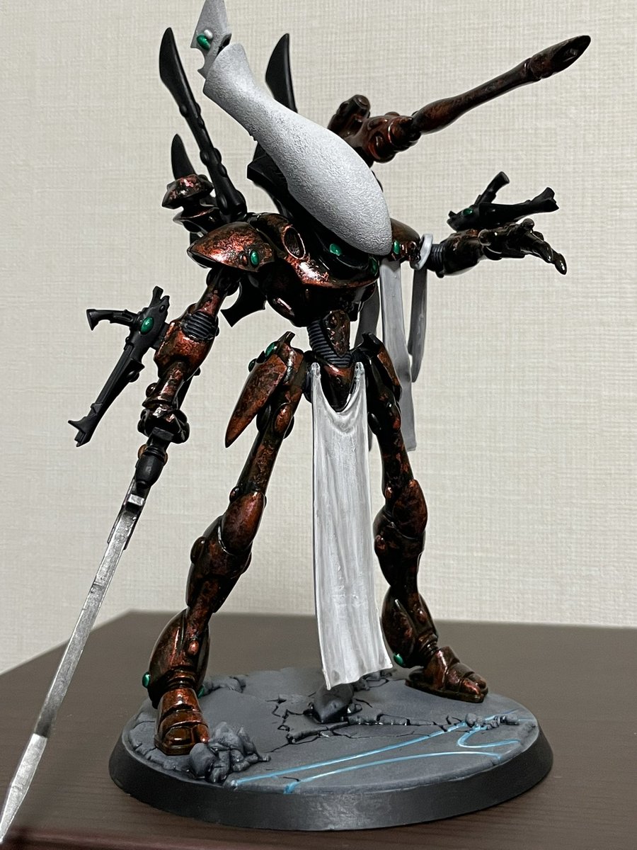 AlikaUp's tweet photo. アエルダリ
レイスロード

ひとまず完成！とします。

切り貼りしてポーズ変更。
マントはライターで炙ったよ。
アエルダリの装甲は古代の不思議物質感出したかったのでラップ塗装にチャレンジ。
頭は大理石っぽくしたかったけど失敗したのでグラデーションかけて小顔化を図りました。
#ウォーハンマー https://t.co/FsBSVTVmzL