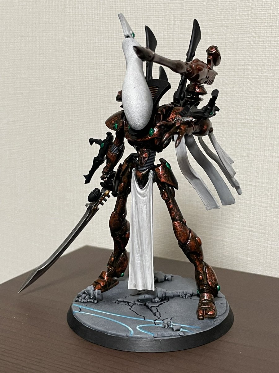 AlikaUp's tweet photo. アエルダリ
レイスロード

ひとまず完成！とします。

切り貼りしてポーズ変更。
マントはライターで炙ったよ。
アエルダリの装甲は古代の不思議物質感出したかったのでラップ塗装にチャレンジ。
頭は大理石っぽくしたかったけど失敗したのでグラデーションかけて小顔化を図りました。
#ウォーハンマー https://t.co/FsBSVTVmzL