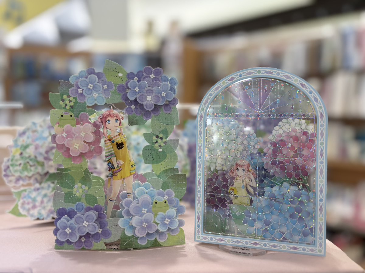 tomoko10101's tweet photo. ☔️まさかのシンデレラフィット…！✨

この前入荷した紫陽花のグリーティングカード、
スタッフが試しにめうちゃんのアクスタを入れてみたらぴったりすぎました…💐
お好きなアクスタを入れて飾るのもおすすめです🌟

#ひなビタ #芽兎めう #めうめう #アクスタ #グリーティングカード #文房具 https://t.co/f2n38CqQO2