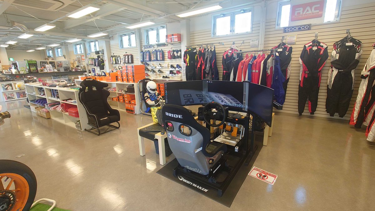 wrigsonOfficial's tweet photo. 今週は東京都江東区にある #レース用品店 #RAC さんへ #レーシングシミュレータ のメンテナンスでした。店内にある豊富なレーシングギアがあなたを出迎えてくれますよ！😍グローブやシューズをご購入の際には是非シミュレータにも試乗してお気に入りの一品を見つけてください👍#WRF #Wrigson https://t.co/gGUheH8cey