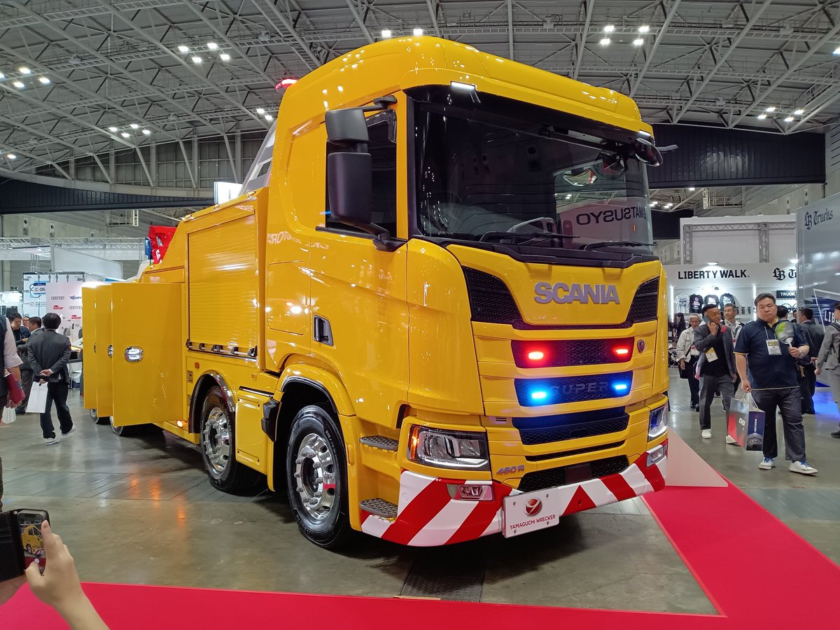 ヤマグチレッカーのスカニア大型レッカー車。派手なランプがついて