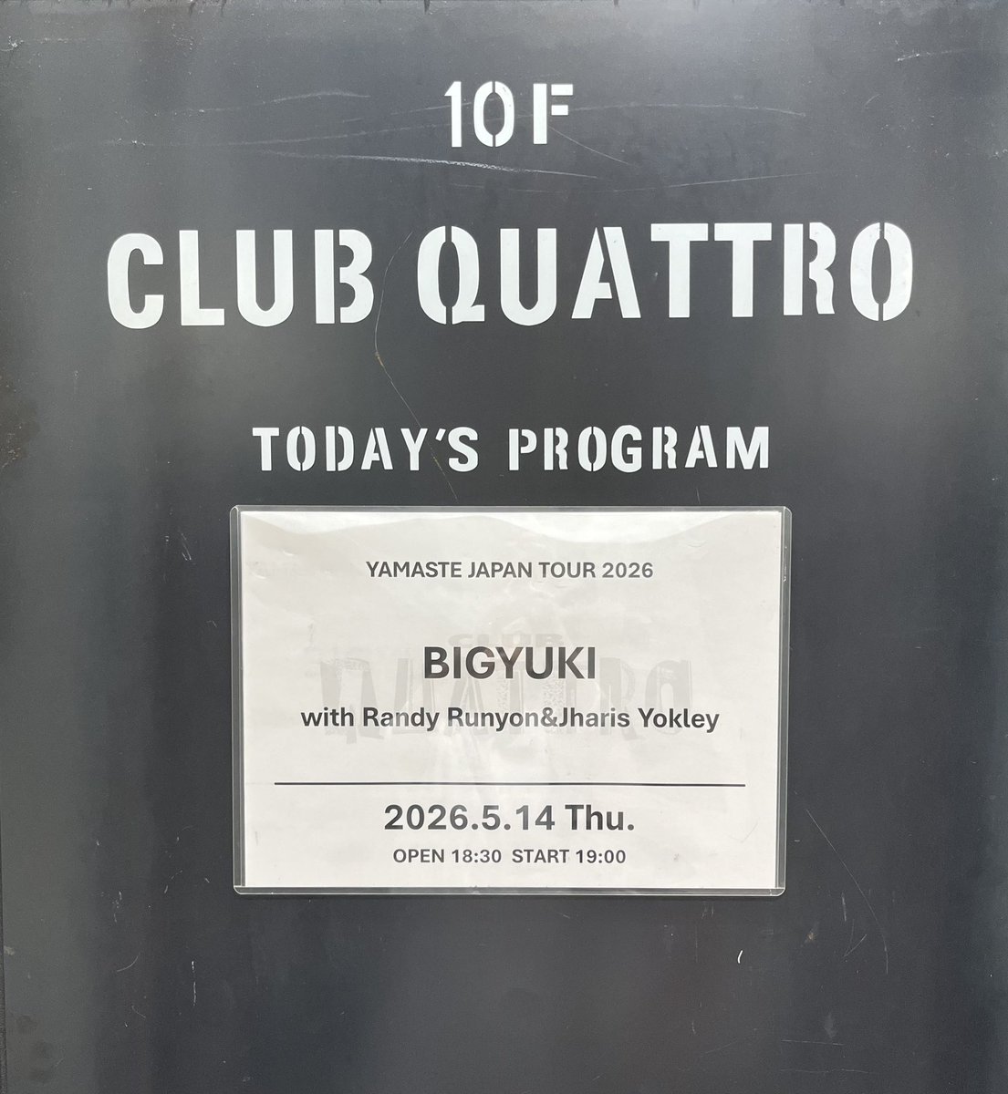 Sarah_0212's tweet photo. BIGYUKI    梅田クアトロ

昨日の動画を見返してるけど、スマホの画面の向こうは物理的にも心理的にもあまりに遠い。
内省を抱えたまま外へと開いていくあの熱量は、あの空気の振動の中にしか存在しないものだった。動画ではほんまに伝わらん。
東京のみなさん、今夜ぜひ。 https://t.co/3POWybgHOH