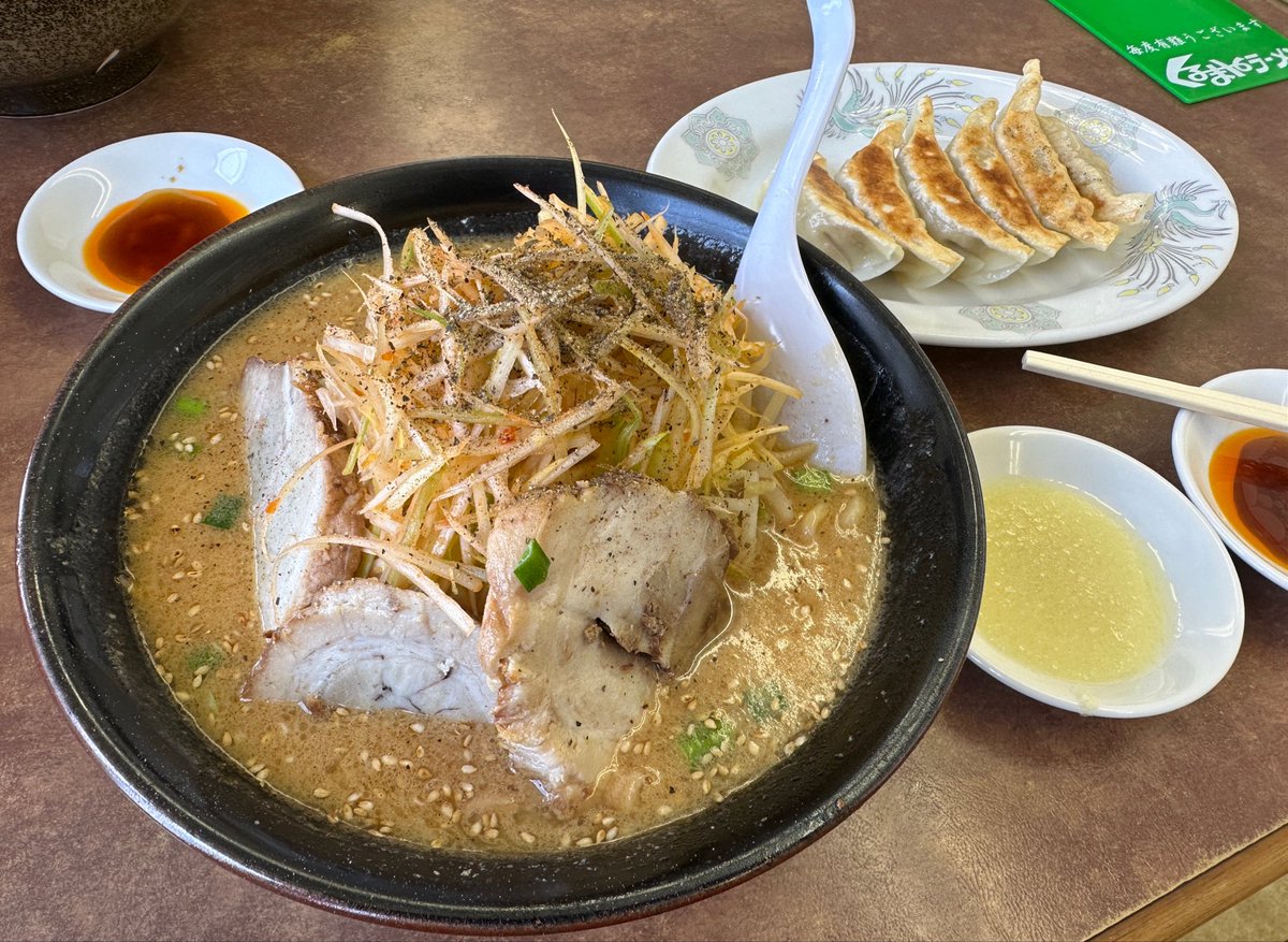 phl_trip's tweet photo. 『くるまやラーメン』でいつも頼むメニュー

・ねぎ味噌チャーシュー
・ナマニンニク
・ギョウザ

みんなはどこのラーメンが好き？

#くるまやラーメン
#ねぎ味噌チャーシュー
#ギョウザ https://t.co/3wUN6VPonV