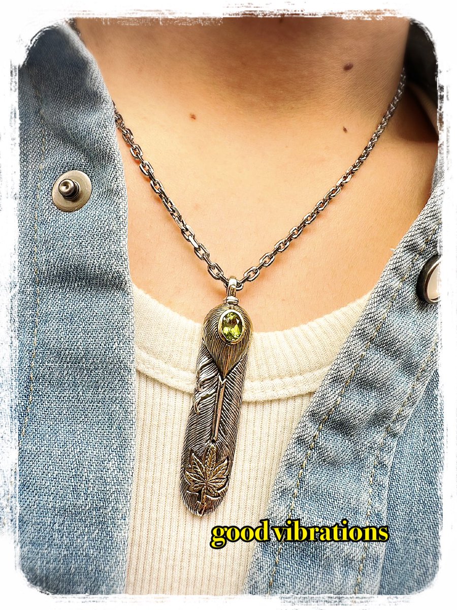 good vibrations🪶フェザーネックレス ペリドットの色味がキレイな