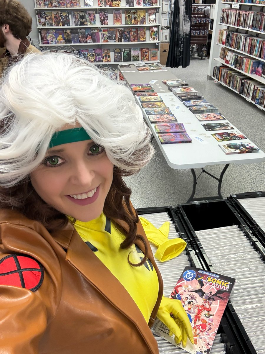 amhcosplays's tweet photo. Photos from #FreeComicBookDay at @thesecretcrisis! I had a great time talking to the customers, especially the little kids who were very surprised to see a real-life superhero! 💚💛 I picked up a quartet of new comics to read, too. Thank you so much for having me, Secret Crisis! https://t.co/ar0wgAAuFv