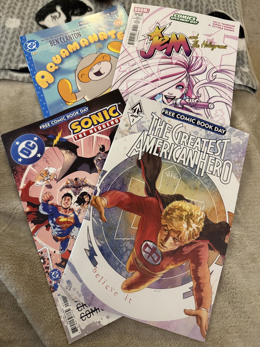 amhcosplays's tweet photo. Photos from #FreeComicBookDay at @thesecretcrisis! I had a great time talking to the customers, especially the little kids who were very surprised to see a real-life superhero! 💚💛 I picked up a quartet of new comics to read, too. Thank you so much for having me, Secret Crisis! https://t.co/ar0wgAAuFv