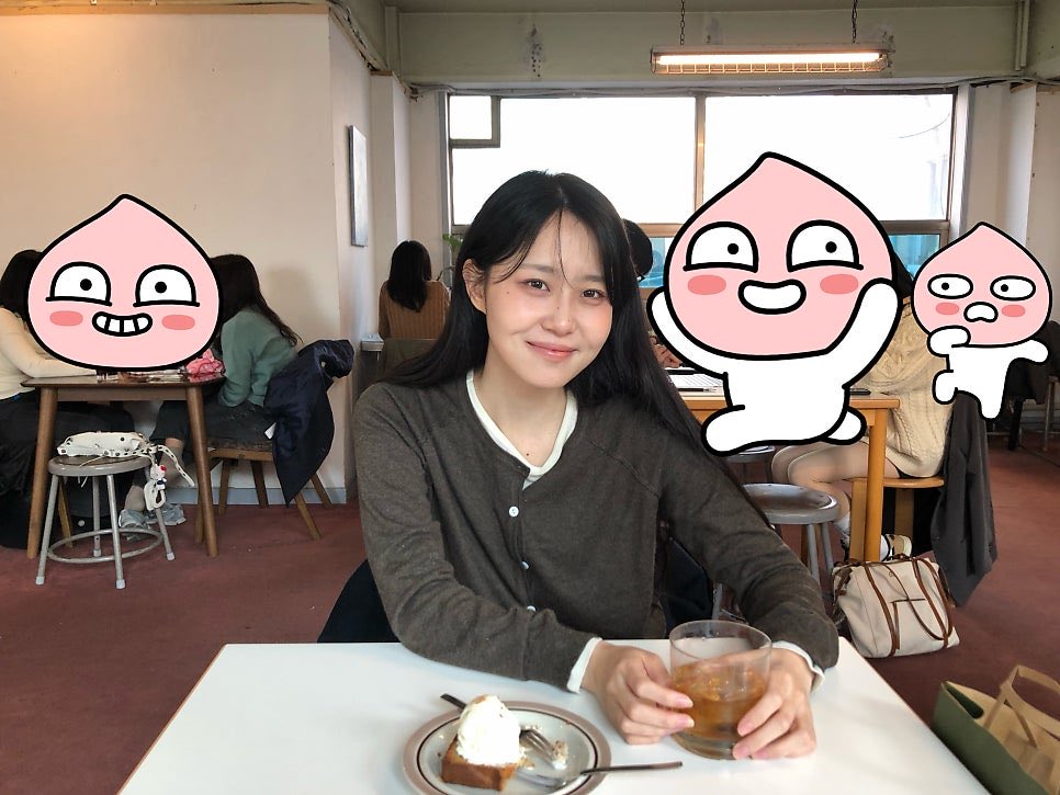 d1wptns's tweet photo. 맨날 주변사람들 카톡 이모티콘으로 가려서 보내주는 것도 ���엽고
사진마다 캐릭터도 다르고 와중에 다 다른 스티커 붙인 것도 귀엽다.. https://t.co/BA1cyKQvRh