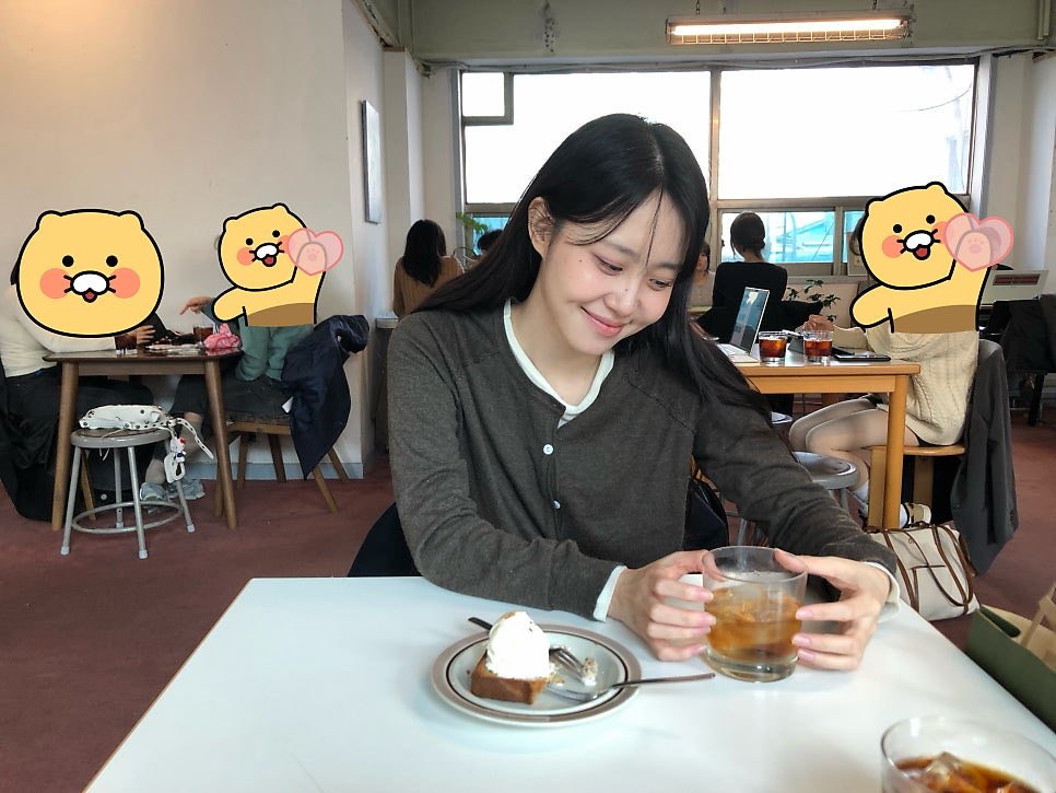 d1wptns's tweet photo. 맨날 주변사람들 카톡 이모티콘으로 가려서 보내주는 것도 ���엽고
사진마다 캐릭터도 다르고 와중에 다 다른 스티커 붙인 것도 귀엽다.. https://t.co/BA1cyKQvRh
