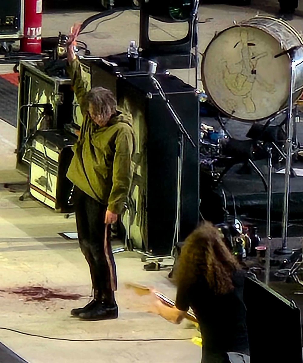 corpserard's tweet photo. THE BLOOD SPLATTER??? LMAO https://t.co/1lHl9WZg1R