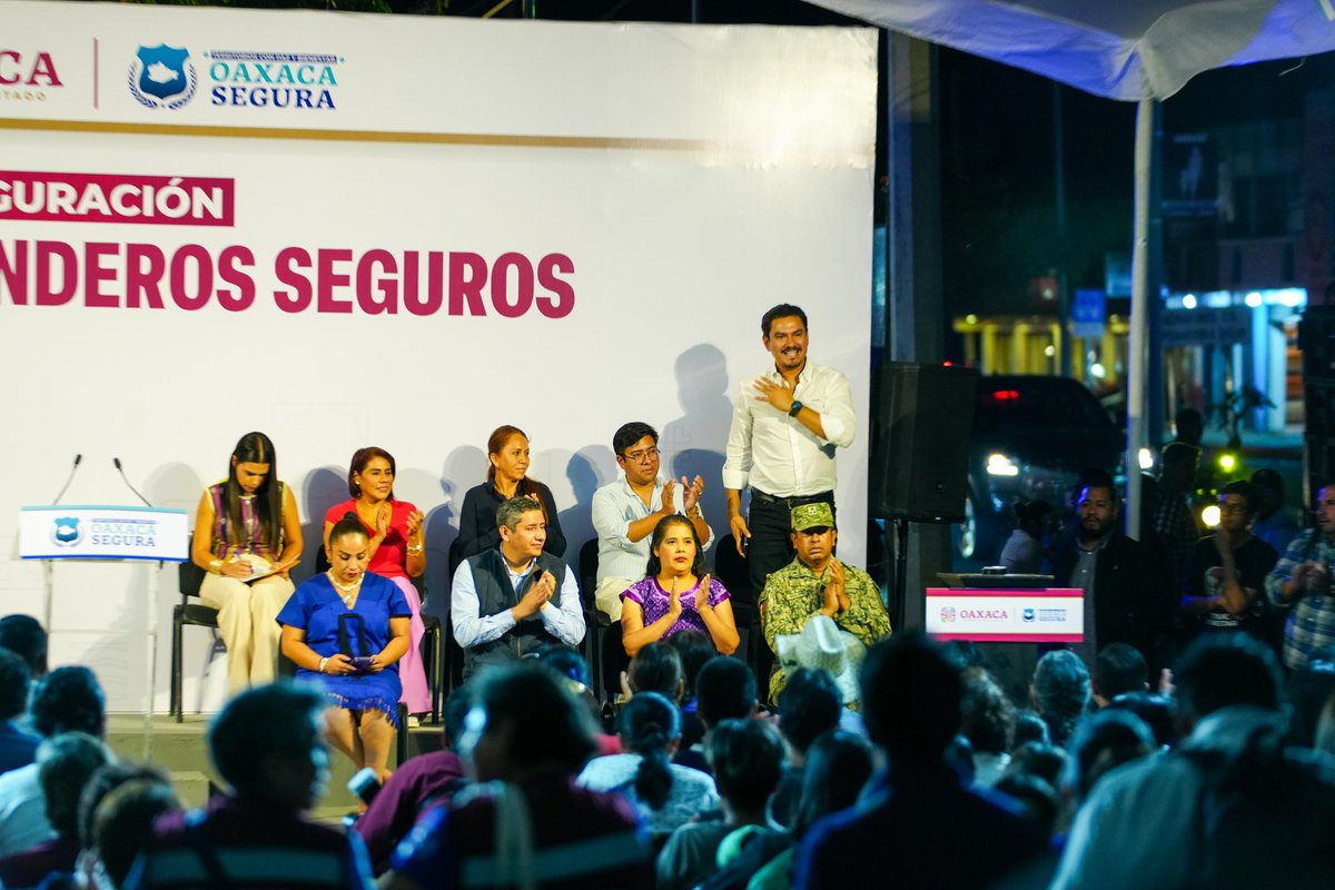 raychagoya's tweet photo. Acompañé al Gobernador Salomón Jara Cruz (@salomonj) en la inauguración de la tercera etapa de “Senderos Seguros”, una acción que fortalece la seguridad, movilidad y bienestar de las vecinas y vecinos. 💡🚶‍♀️🚶‍♂️

Seguimos construyendo espacios más seguros, iluminados y accesibles para todas y todos.✨

#VecinasYVecinos #OaxacaDeJuárez