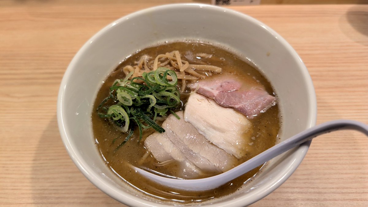 CHU_161's tweet photo. はぎや＠相模大野
焼あご塩らぁ麺¥950

大野銀座あたりに出来てた店
美味いけど、あご感が少ないし、インパクトが弱いかも

南口の「くらむ」の系列みたい
言われてみれば確かに系統が似てる気がする

夜まで営業してるのは嬉しい https://t.co/oG6knX5XV0