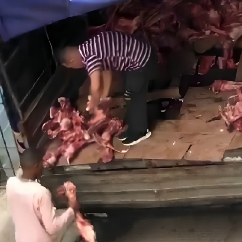 CubaOrtografia's tweet photo. Para el aguerrido pueblo cubano, siempre lo peor. El régimen, como de costumbre, ayudando a comerse la carne para que tú te lleves el hueso. https://t.co/dynRnTm4HK