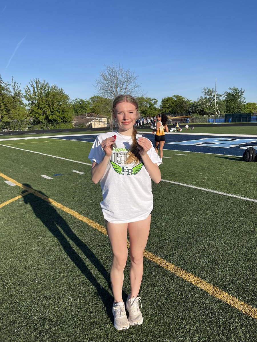 EPCHSGirlsTrack's tweet photo. @EPCHSGirlsTrack IHSA sectional medalist and state qualifiers: N. Shakir 100 Hurdles 3rd 🥉 place “State Qualifier” &amp; 300 Hurdles 6th place. N. Mitchell 2nd 🥈 place 800 run “State Qualifier” &amp; 1600 run 3rd place 🥉 🐎🐎🐎 @EPCHSAthletics @Epchs231 https://t.co/h8KMB695RX