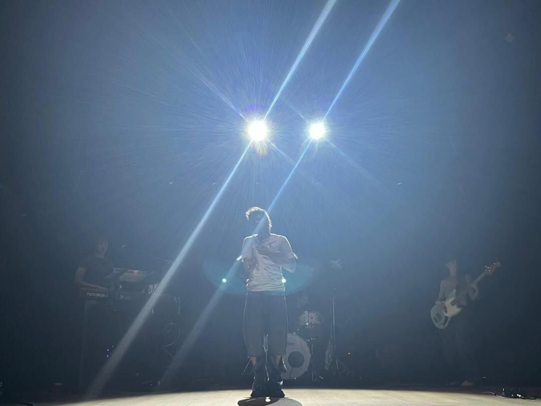 Lenguadeplata_'s tweet photo. Hoy Martin empieza su primera gira. Y no puedo estar más emocionada y feliz de estar ahí para verle cumplir los sueños que tiene desde que era chiquitísimo y disfrutar encima de un escenario 💜 https://t.co/bDdwf6EbL7