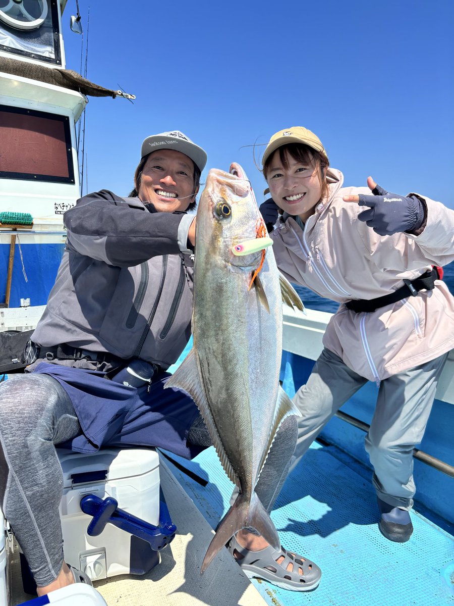 toco_FISHING's tweet photo. 竿上げ直前にまさかの大物！
田中さん4kgのカンパチ！！
それでは港に戻りま〜す
#愛lovefish https://t.co/pcbnpwxU7L