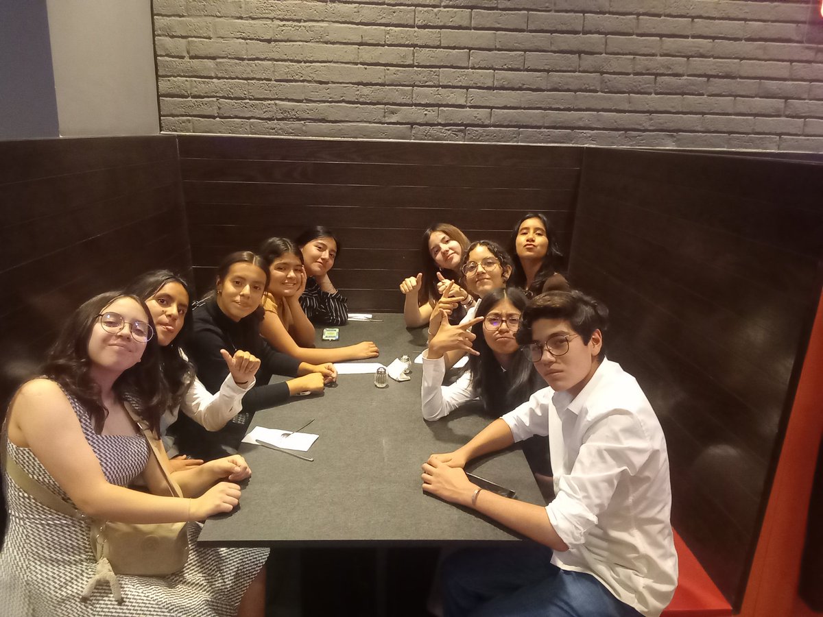 teatro_cela's tweet photo. ¡Listos para cenar!
Un día lleno de  actividades, debate y mucha diversión.
Los alumnos están disfrutando al máximo el MUN LANCASTER 2026
@primlancaster @seclancaster @coprimlancaster @coord_cela https://t.co/6iHEHe5aAI