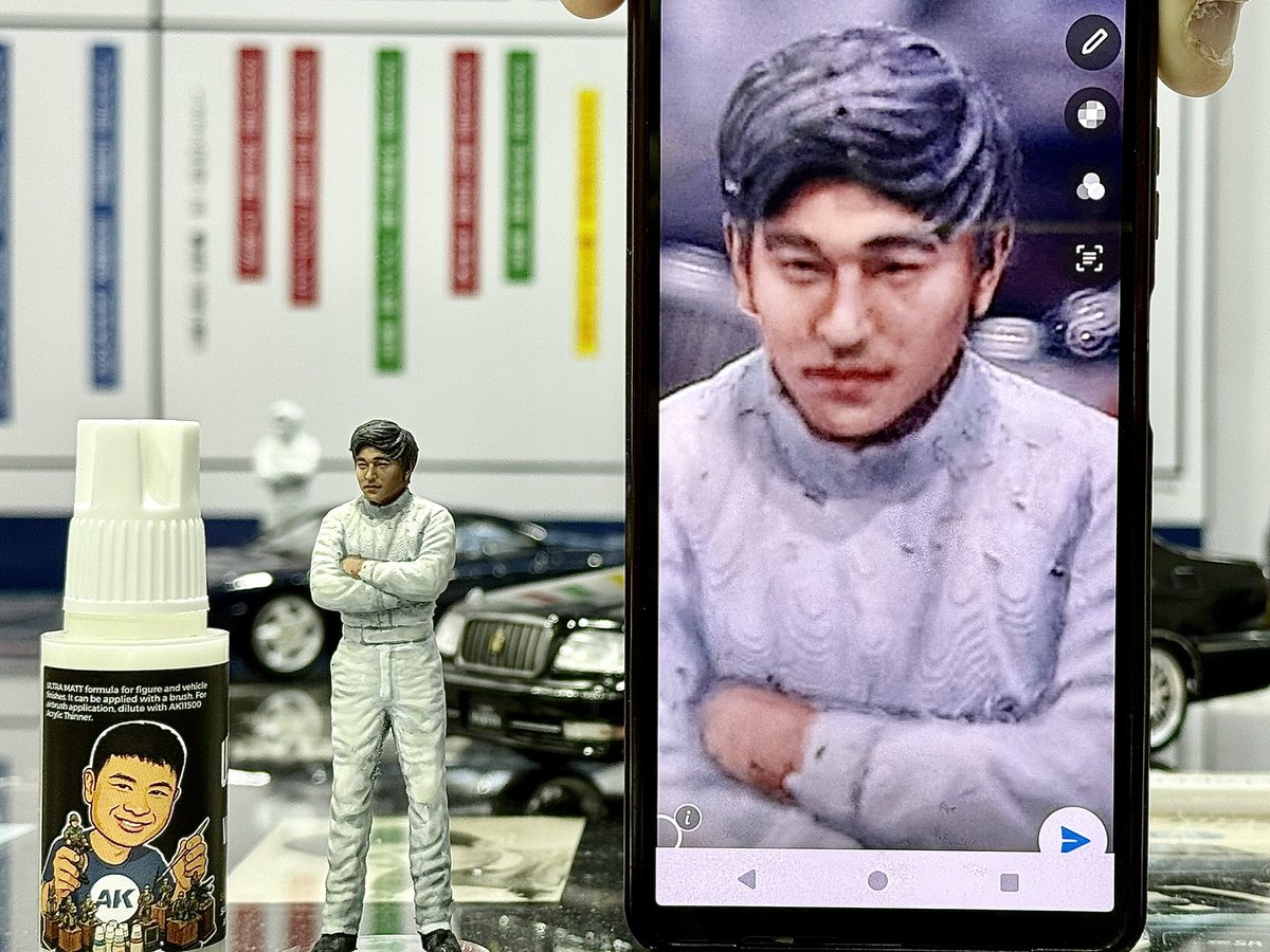 rowguanes's tweet photo. 世界的フィギュアペインターのカルビン・タンさんが来卓。1：24石坂浩二会長のフィギュアを塗ってくださいました！すごい！(右はスマホで一部を拡大したもの) https://t.co/q5xa3K1b6p