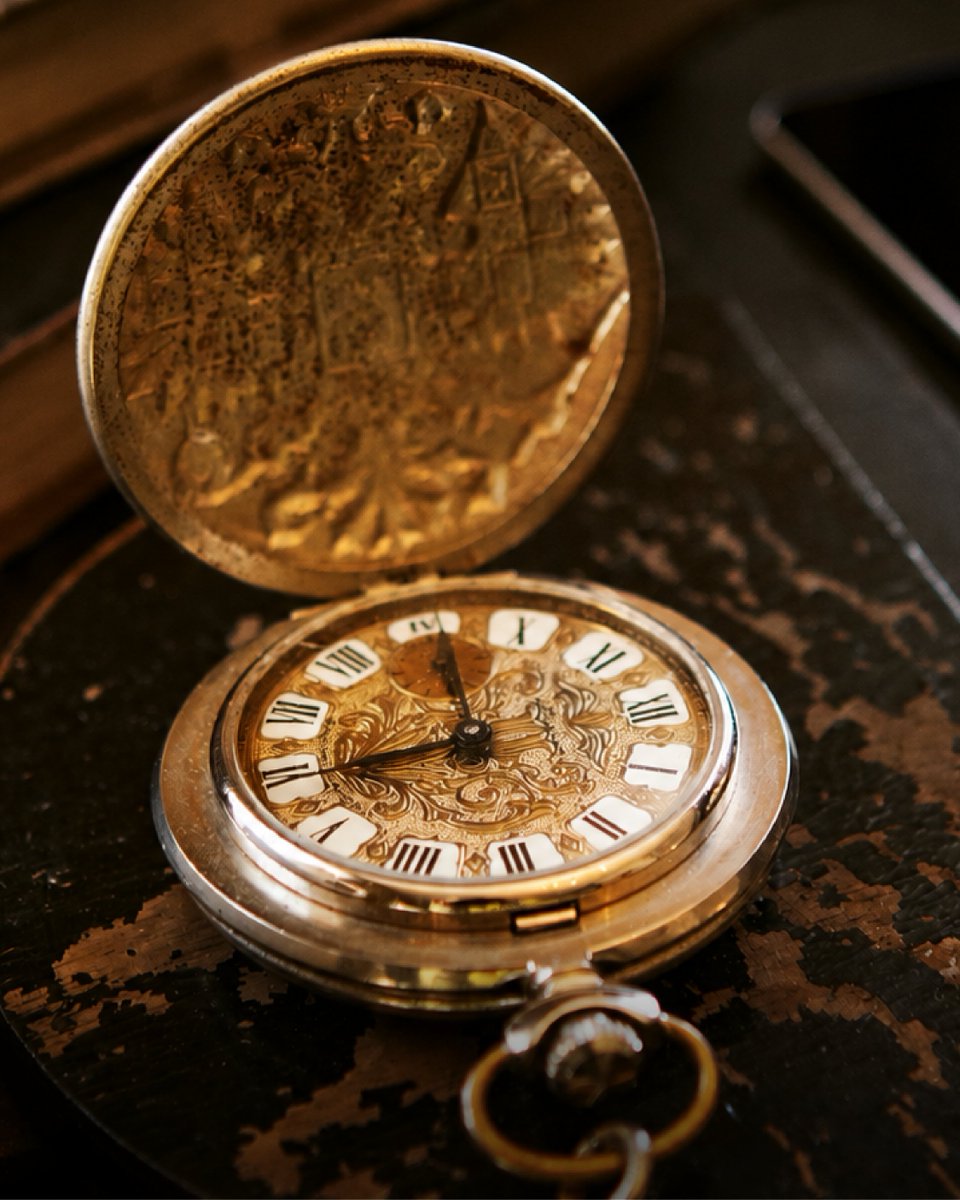 kingkoil_id's tweet photo. The markers of a legacy attitude are never announced, they are discovered.

In the precision of a timepiece. In the weight of a pen. In the fall of fine fabric.

Perfection is an expectation, never a compromise.

#NothingCompare
#KingKoil
#ALegacyUnmatched
#TheLuxuriousWay
#ThePromiseOfAHealthyBackbone