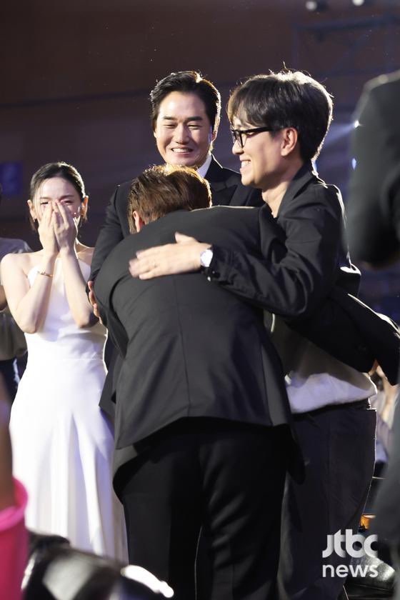 kdrama_menfess's tweet photo. •kdm• Momen ketika semua orang tahu dia benar-benar pantas menang. Foto ini  bagus banget, The King’s Warden family 🥺 https://t.co/B7dtXZpjCm