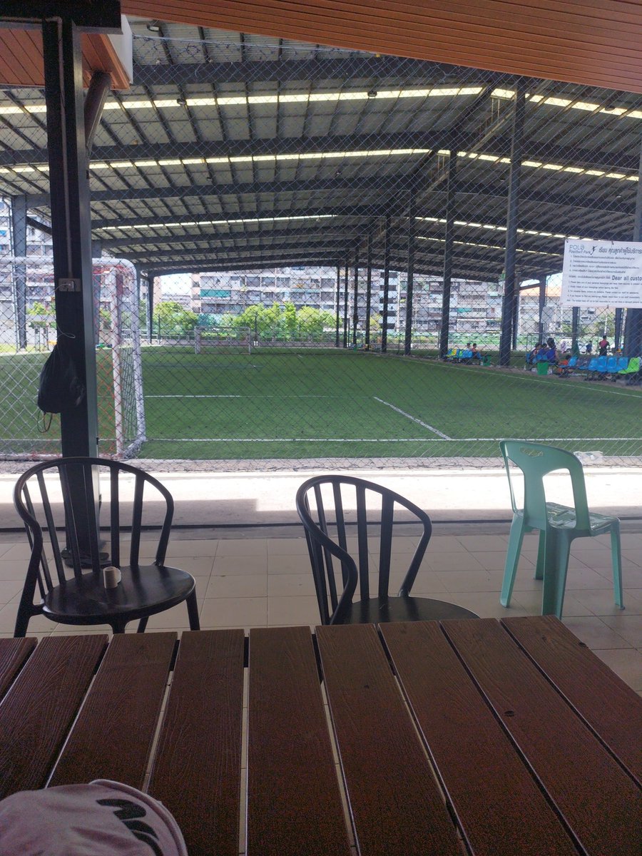 cycle_yuu's tweet photo. 今日の午前
サッカー中
フィールドから交代してキーパーやろうとしたら
心臓バクバクしてきて
膝に手をついたらそのまま気絶
1分くらい倒れていたみたいで
鼻の下　膝から出血🩸
頭左側頭部が痛く倒れた時に打ったようです…
その後少し休み　15分ほどフィールドをプレイ…
なんだったんだ
#サッカー https://t.co/RZRvvCotVR