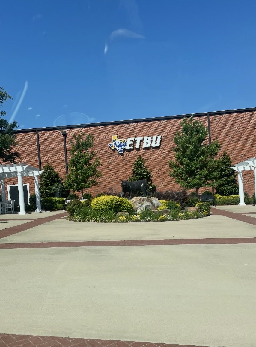 HarperHenson29's tweet photo. Thanks to @Blake_Arbogast for the visit at @ETBU_WBSK. Beautiful campus and great facilities. Now it’s go time in NOLA with @id3ntityelite! 

@MMBR_CoachGBell @SunilSportsNews @abovelinehoops @howthebestthink @Super16Allstars @prep_super @FutureStars_Ok @coachjvick1 @OKHoopsReport
