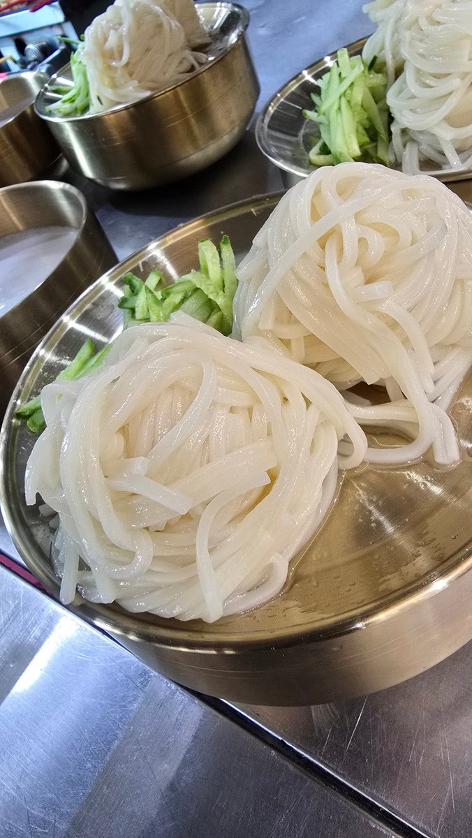 hidongbangsak's tweet photo. 피식이네 콩국수

피서의 사춘 피식
여름철만 출현하는 형제들이죠.
두붓집도 피식이넵니다
콩국수 피식

#피식_콩국수행렬
#춘천콩국수_소양강농원콩이랑두부랑 https://t.co/d1l0yV1Psq