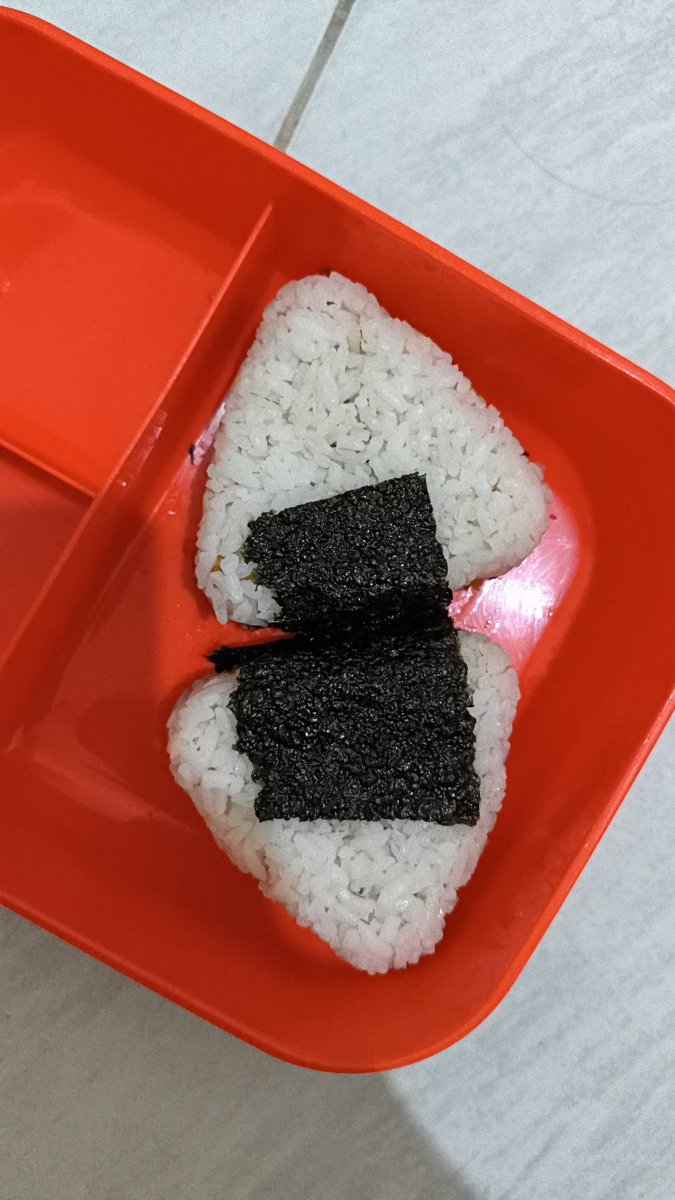 urcutiepie___'s tweet photo. onigiri dengan kearifan lokal😔 https://t.co/Wm0O3PToDB