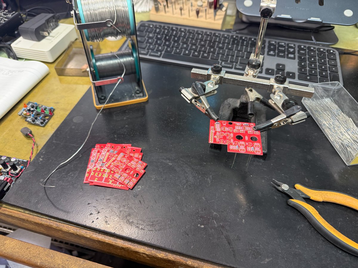 Enfini_CW's tweet photo. 夜のお仕事！
Battery LTDエディションを制作中！

残り僅かですがもう少し作れます。
ケースが無くなるので現在模索中！

素直なよどみの無いダイレクトなサウンドが持ち味。
全ての音はヘッドアンプで決まります。 https://t.co/zs7pQXtcb3