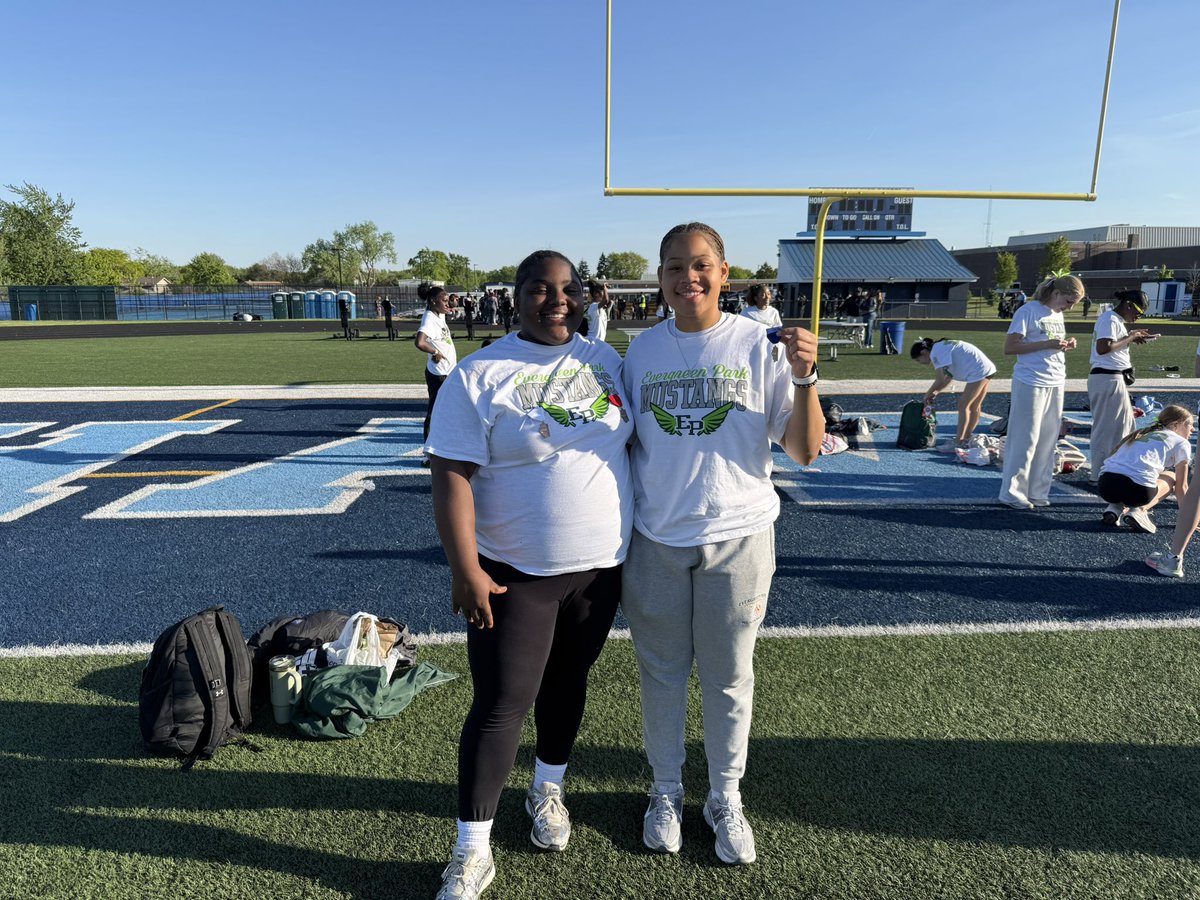 EPCHSGirlsTrack's tweet photo. @EPCHSGirlsTrack “Throws Crew” IHSA Sectional Medalist and State Qualifiers.
L. Gwin 2nd🥈place Shot Put and 3rd 🥉 place Discus. R. Gustafson 2nd 🥈 place Discus (missed the pic) and J. Pittman Sectional Champ 🥇Shot Put! All 3 headed to State! 🐎🐎 🐎@EPCHSAthletics @Epchs231 https://t.co/aFQMb0vOF6