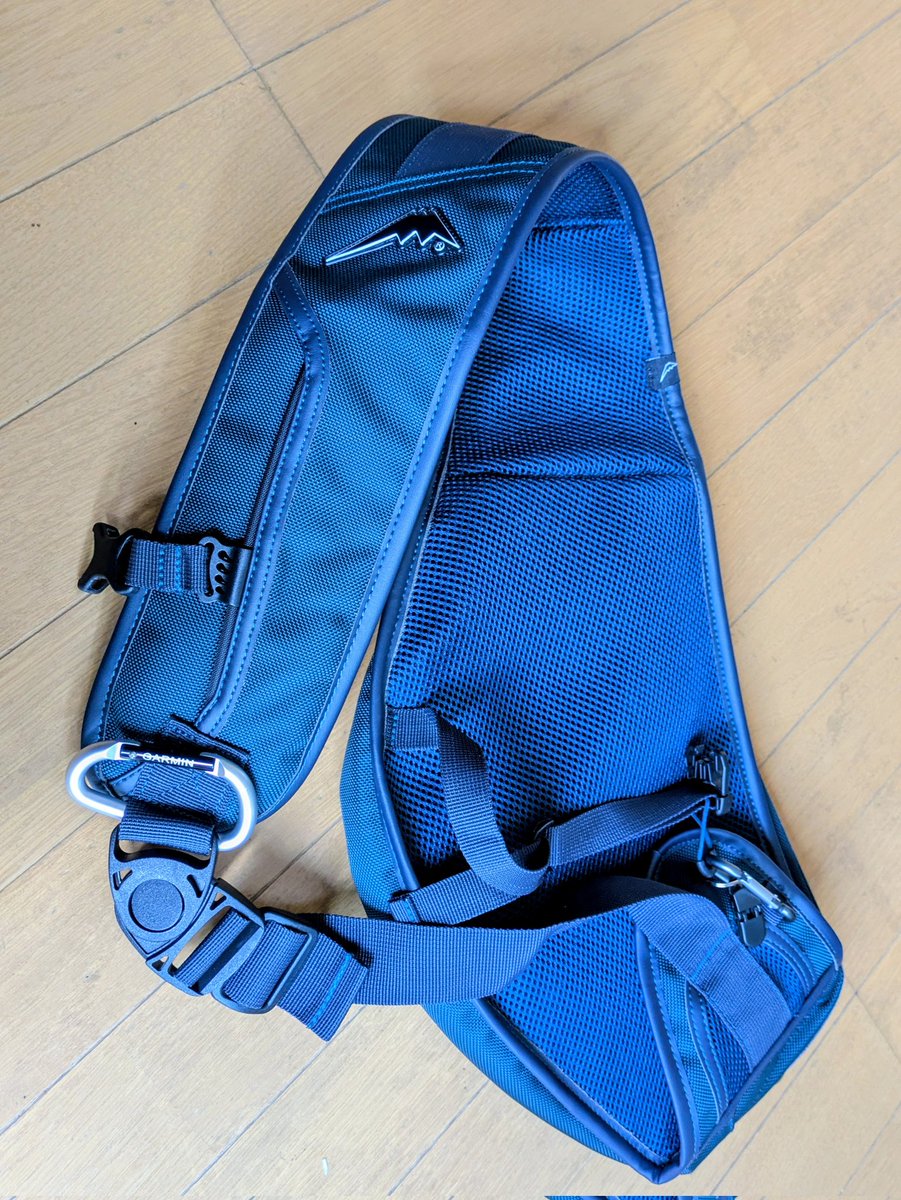 kingfishr7's tweet photo. 前々から欲しかったクシタニの２品(限定色)をネット購入。バックパックはミリタリー感のあるブラウン。ワンショルダーバッグは普段使いでも違和感がないネイビーをチョイス。共に収納容量は大きくないが、デザイン、作り、機能面は、流石はクシタニ。最高♥　限定に弱い私

#クシタニ
#kunitani
#限定 https://t.co/yKC4uYQMAc