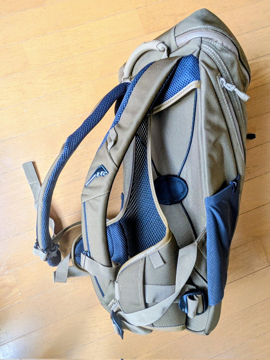 kingfishr7's tweet photo. 前々から欲しかったクシタニの２品(限定色)をネット購入。バックパックはミリタリー感のあるブラウン。ワンショルダーバッグは普段使いでも違和感がないネイビーをチョイス。共に収納容量は大きくないが、デザイン、作り、機能面は、流石はクシタニ。最高♥　限定に弱い私

#クシタニ
#kunitani
#限定 https://t.co/yKC4uYQMAc