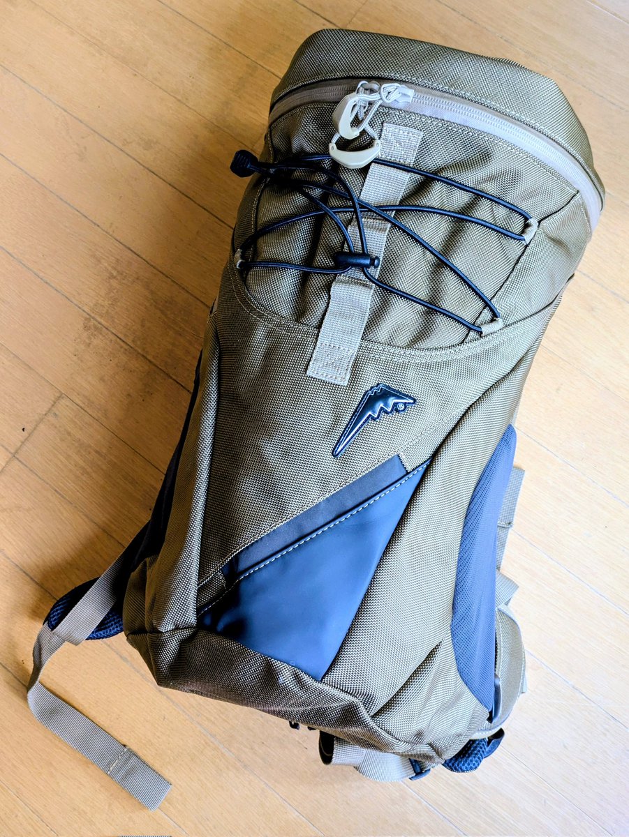 kingfishr7's tweet photo. 前々から欲しかったクシタニの２品(限定色)をネット購入。バックパックはミリタリー感のあるブラウン。ワンショルダーバッグは普段使いでも違和感がないネイビーをチョイス。共に収納容量は大きくないが、デザイン、作り、機能面は、流石はクシタニ。最高♥　限定に弱い私

#クシタニ
#kunitani
#限定 https://t.co/yKC4uYQMAc