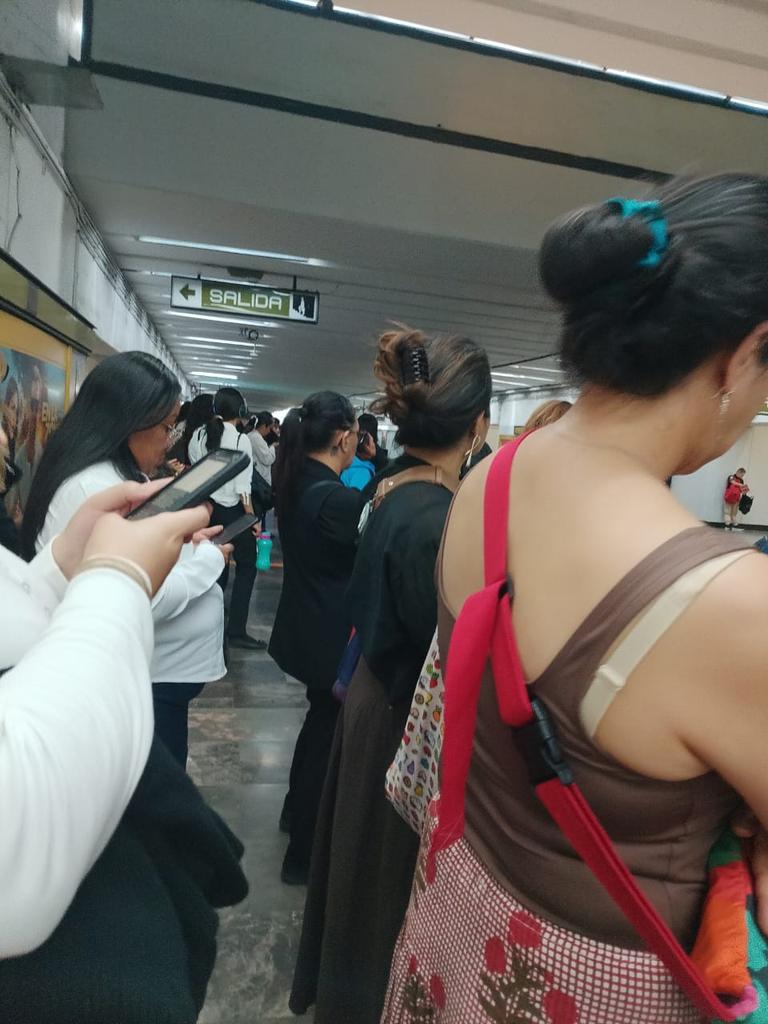 thaliyara's tweet photo. El metro un desastre. Se pone imposible cuando tardan los trenes en pasar mas de media hora. @MetroCDMX Horrible servicio. El PRI dirige el metro o qué pasa. https://t.co/HAS6cCFA1q