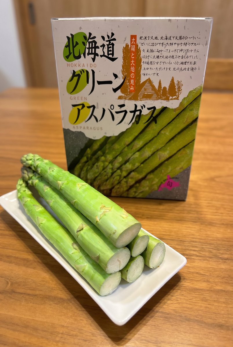 okhotskool's tweet photo. 津別町産のアスパラガスを入手（・∀・）
肉巻きにして食べてみましたが…
切り口は500円玉くらいで大きすぎる！そして甘すぎる！
彦摩呂さん風に言うならば「大地の恵みの宝石箱や～！」なアスパラでした👍
機会があれば皆さんもぜひ食べてみてください❗ https://t.co/AEGtr6HiZM