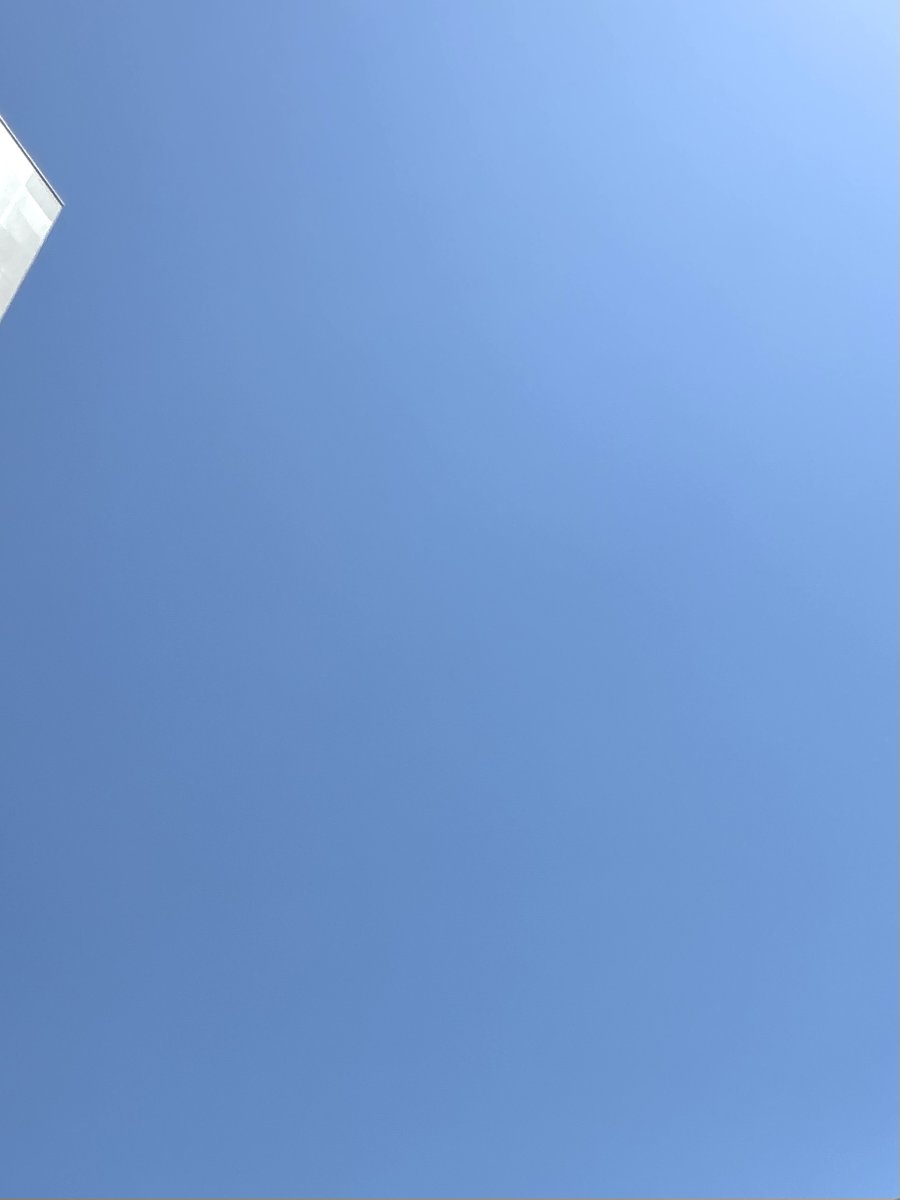 mirai_mitte's tweet photo. #福岡県 #中央区 #薬院 は晴れ🌞
雲一つないね👀

雲が少ない日は、「#放射冷却（ほうしゃれいきゃく）」が起こりやすいんだって！
熱を遮る雲がないから、地面の熱がどんどん空へ逃げていくんだよ🌙

昼はあたたかくても、朝晩は冷えやすいのが特徴なんだね😃

#企業公式が毎朝地元の天気を言い合う https://t.co/LVMgpEhJwR