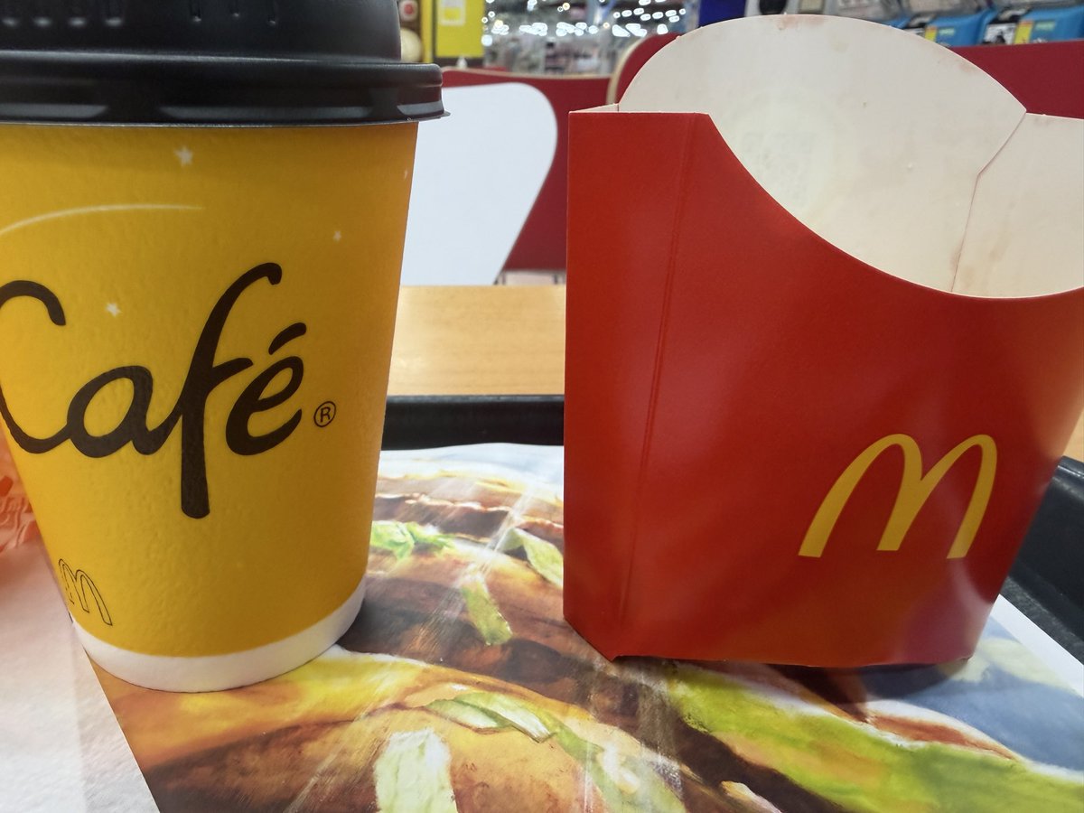 saranogohan's tweet photo. お昼は年に一回くらいしか食べないマック、テイクアウトでしか食べないんだけど、お店で食べるとポテトは揚げたてだし、ハンバーガーもあったかいし、コーヒーはアチアチだし、、、。知らんかった

#マクドナルド
#悩みに悩みチーズチキンタツタ https://t.co/DQtZGi0dOq