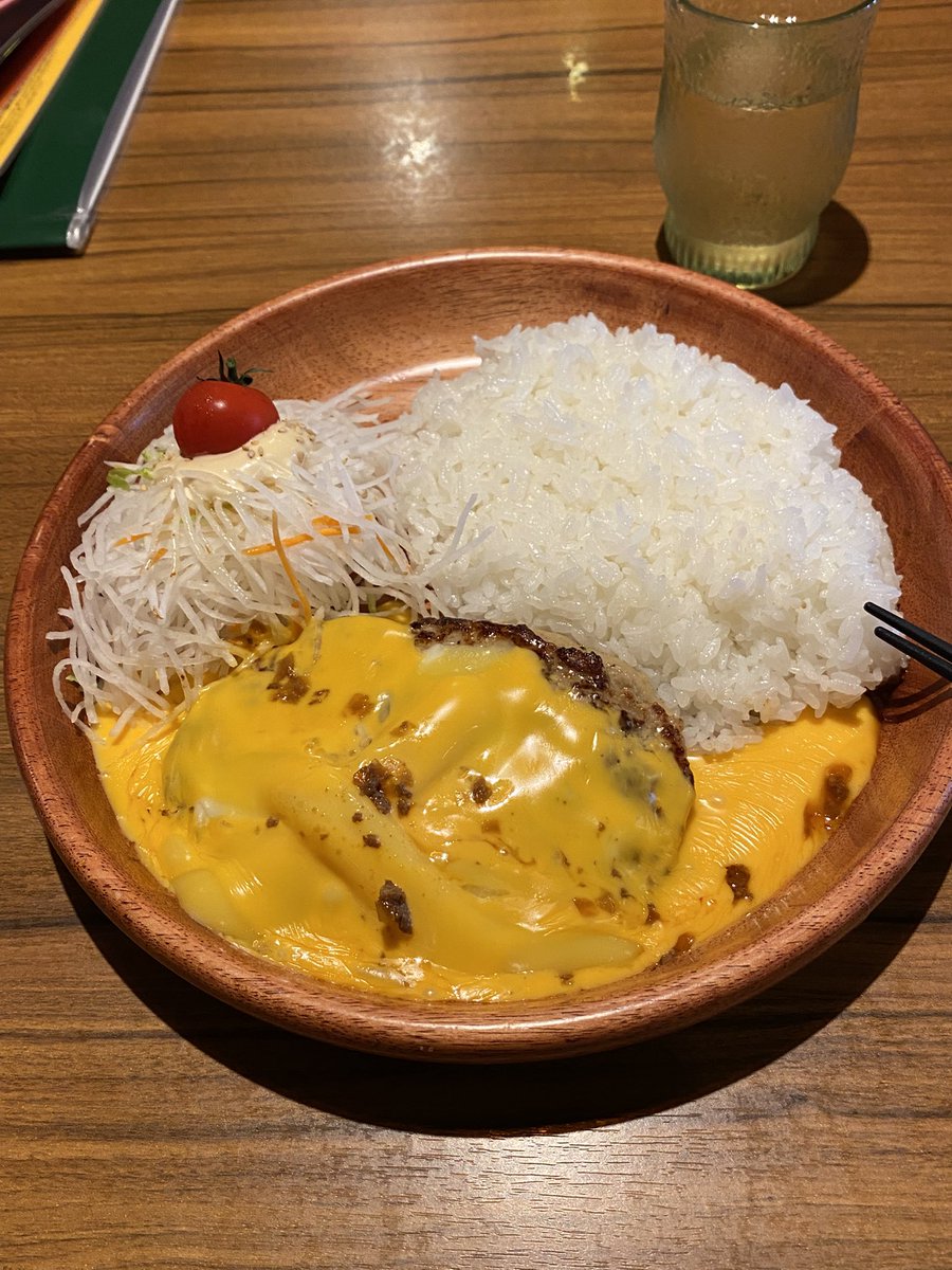 spark_moving's tweet photo. #びっくりドンキー が好きすぎて。

美味しい以上に、ここだとなぜかゆっくり考え事ができるんだよね、ファミレスなのに。 https://t.co/YXYXtOZAAC