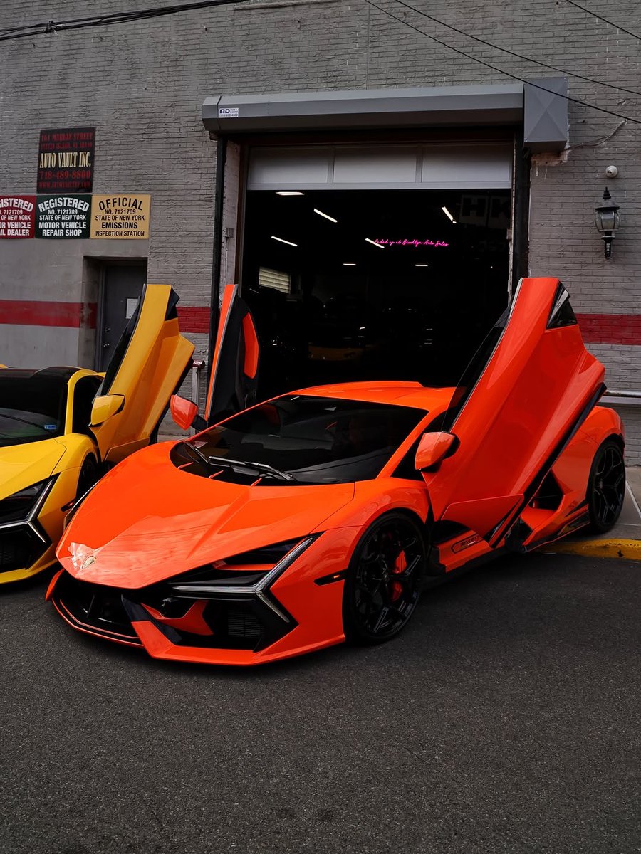 TheAutoHub's tweet photo. 𝐘𝐞𝐥𝐥𝐨𝐰 𝐨𝐫 𝐎𝐫𝐚𝐧𝐠𝐞 https://t.co/16jBoUd5Qk