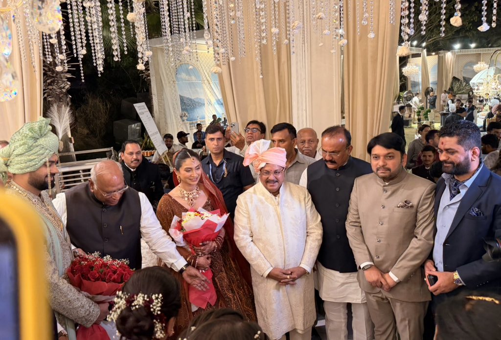 SurajThakurINC's tweet photo. महाराष्ट्र विधानसभा में कांग्रेस विधायक दल के नेता विजय वडेट्टीवार जी की सुपुत्री के विवाह समारोह में शामिल होकर नवदंपत्ति को सुखमय, समृद्ध एवं मंगलमय दांपत्य जीवन की हार्दिक शुभकामनाएं दी। https://t.co/qrRI9DfBqc