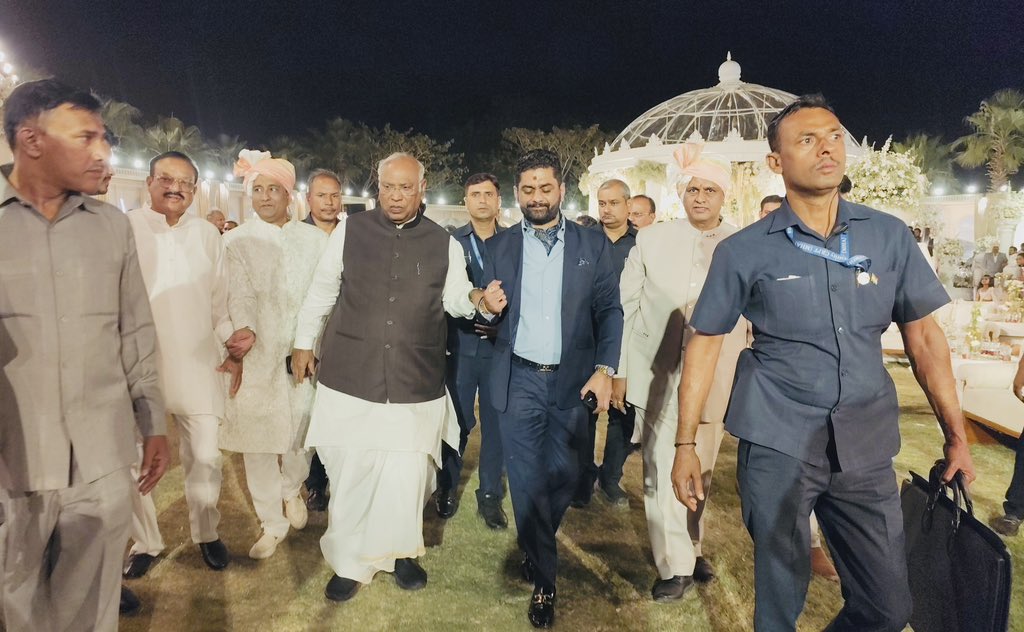 SurajThakurINC's tweet photo. महाराष्ट्र विधानसभा में कांग्रेस विधायक दल के नेता विजय वडेट्टीवार जी की सुपुत्री के विवाह समारोह में शामिल होकर नवदंपत्ति को सुखमय, समृद्ध एवं मंगलमय दांपत्य जीवन की हार्दिक शुभकामनाएं दी। https://t.co/qrRI9DfBqc